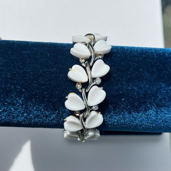 Lisner Vintage White Heart Lucite & Rhinestone Bracelet - Picture 1 of 7